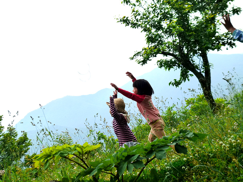 虹を見上げる子どもたち