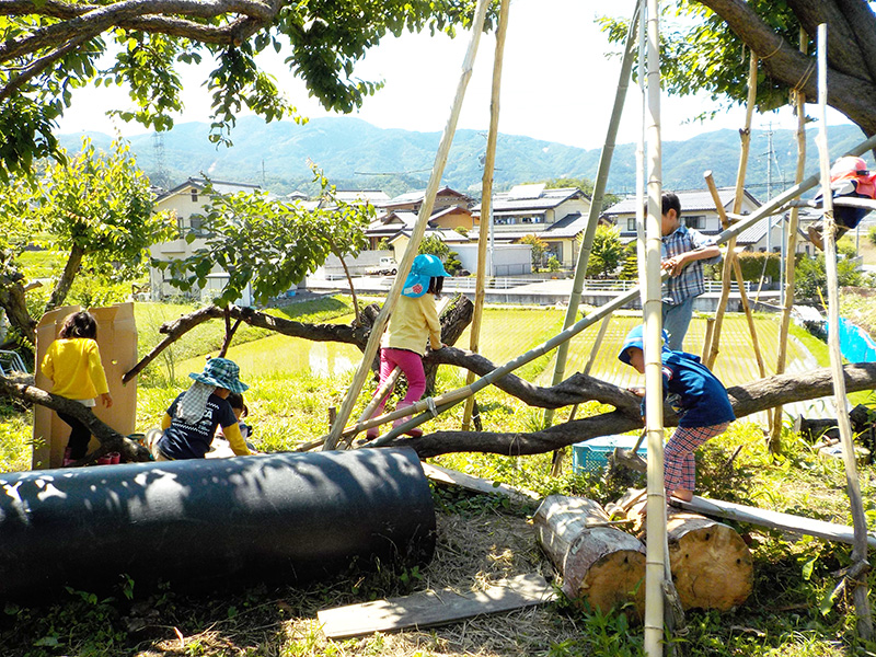 虹を見上げる子どもたち