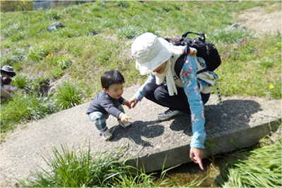 虹を見上げる子どもたち